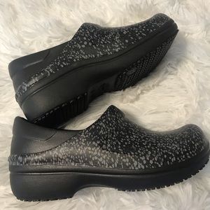 Women’s workwear crocs nursing clog shoes size 5 black pattern